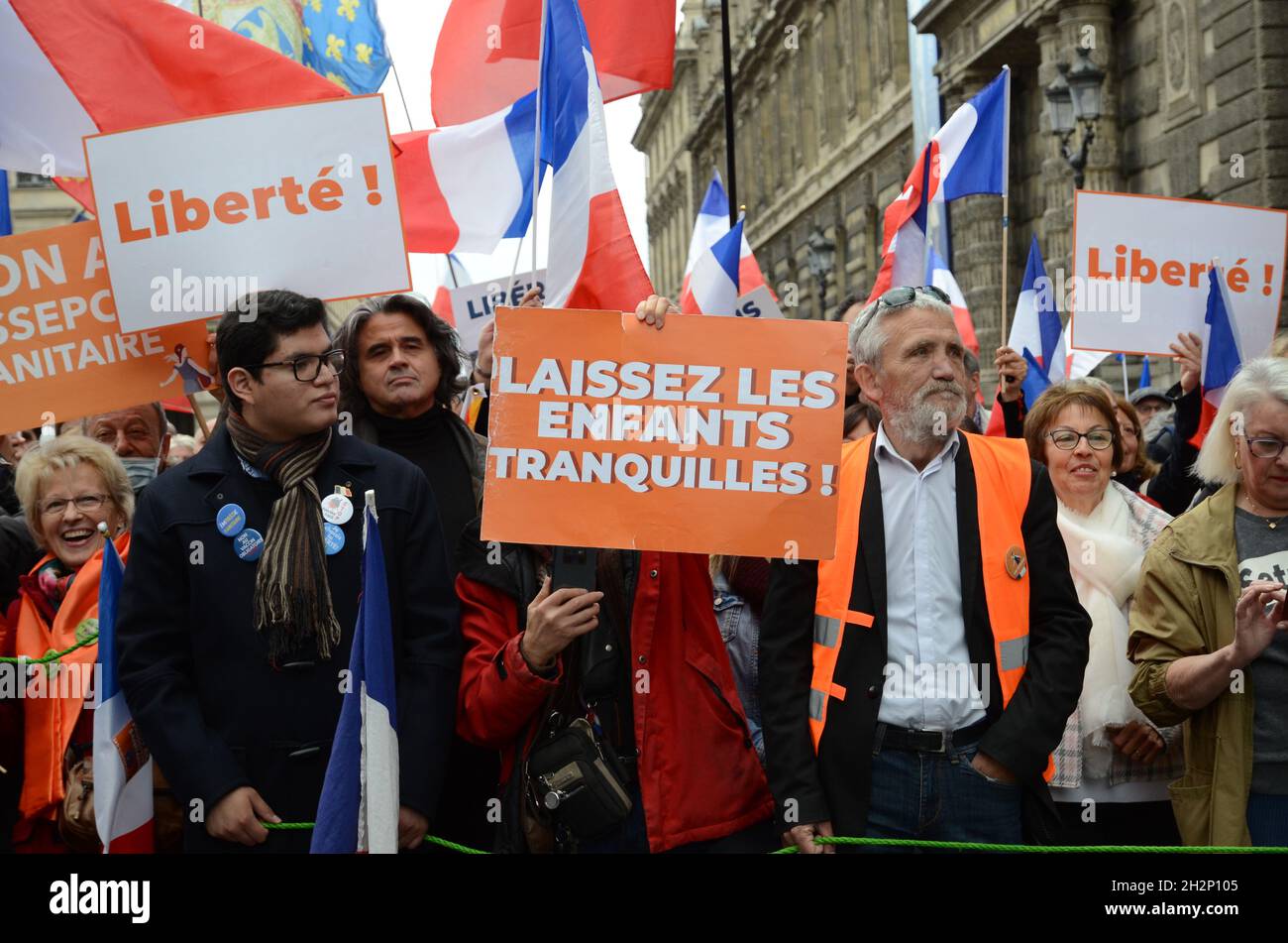 Paris nouvelle manifestation contre la carte de santé, et vaccination obligatoire avec Florian Philippot président du parti les patriotes. Banque D'Images