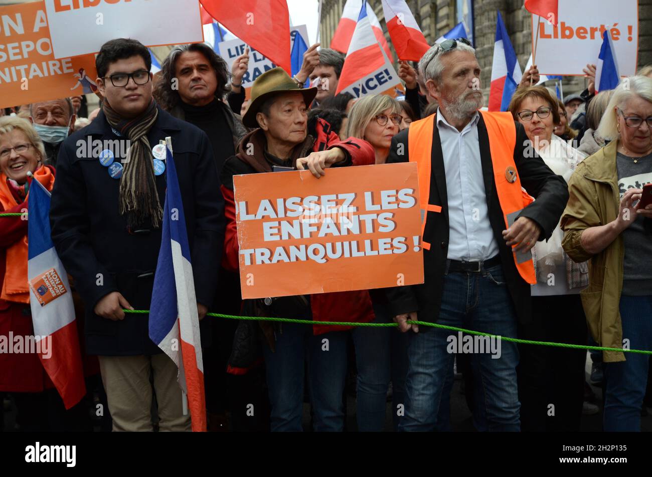 Paris nouvelle manifestation contre la carte de santé, et vaccination obligatoire avec Florian Philippot président du parti les patriotes. Banque D'Images