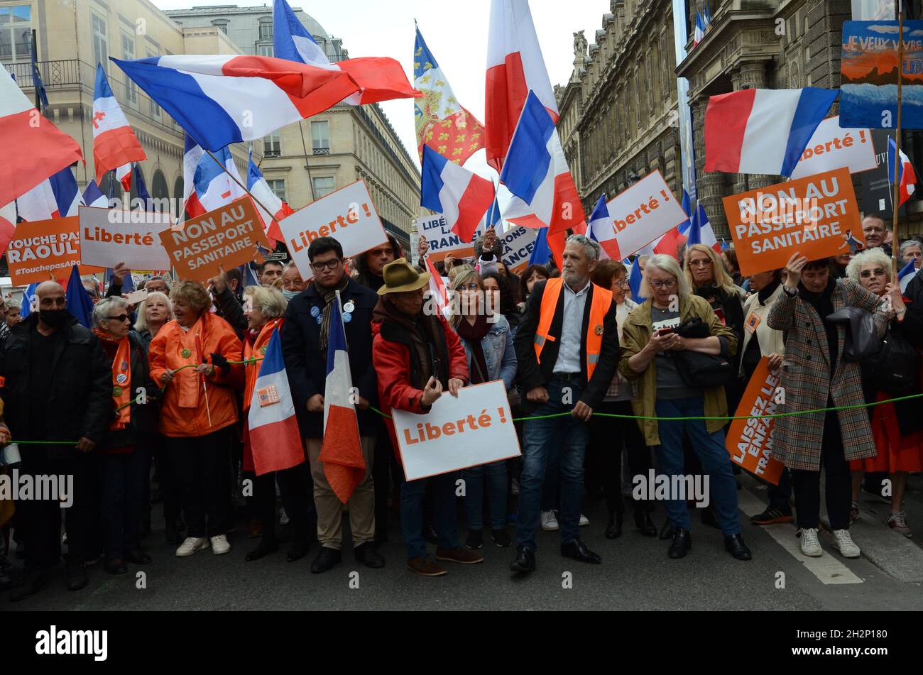 Paris nouvelle manifestation contre la carte de santé, et vaccination obligatoire avec Florian Philippot président du parti les patriotes. Banque D'Images