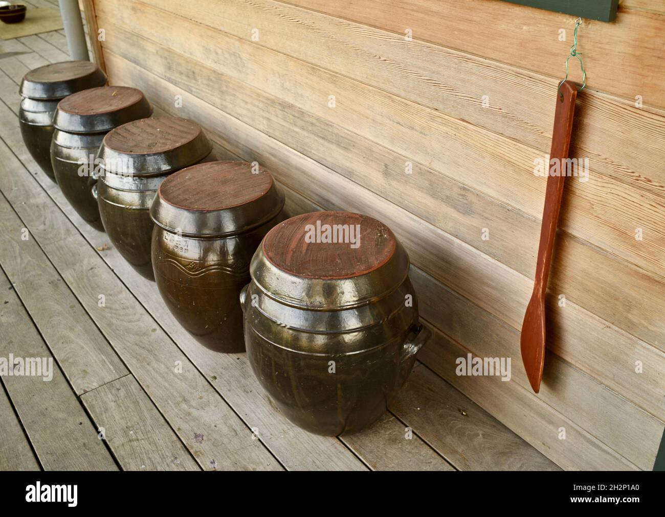 Crock traditionnel coréen en terre battue pour fermenter les kimchi, les cornichons, la choucroute ou d'autres légumes, à l'extérieur sur le porche, Healdsburg, Californie, États-Unis Banque D'Images