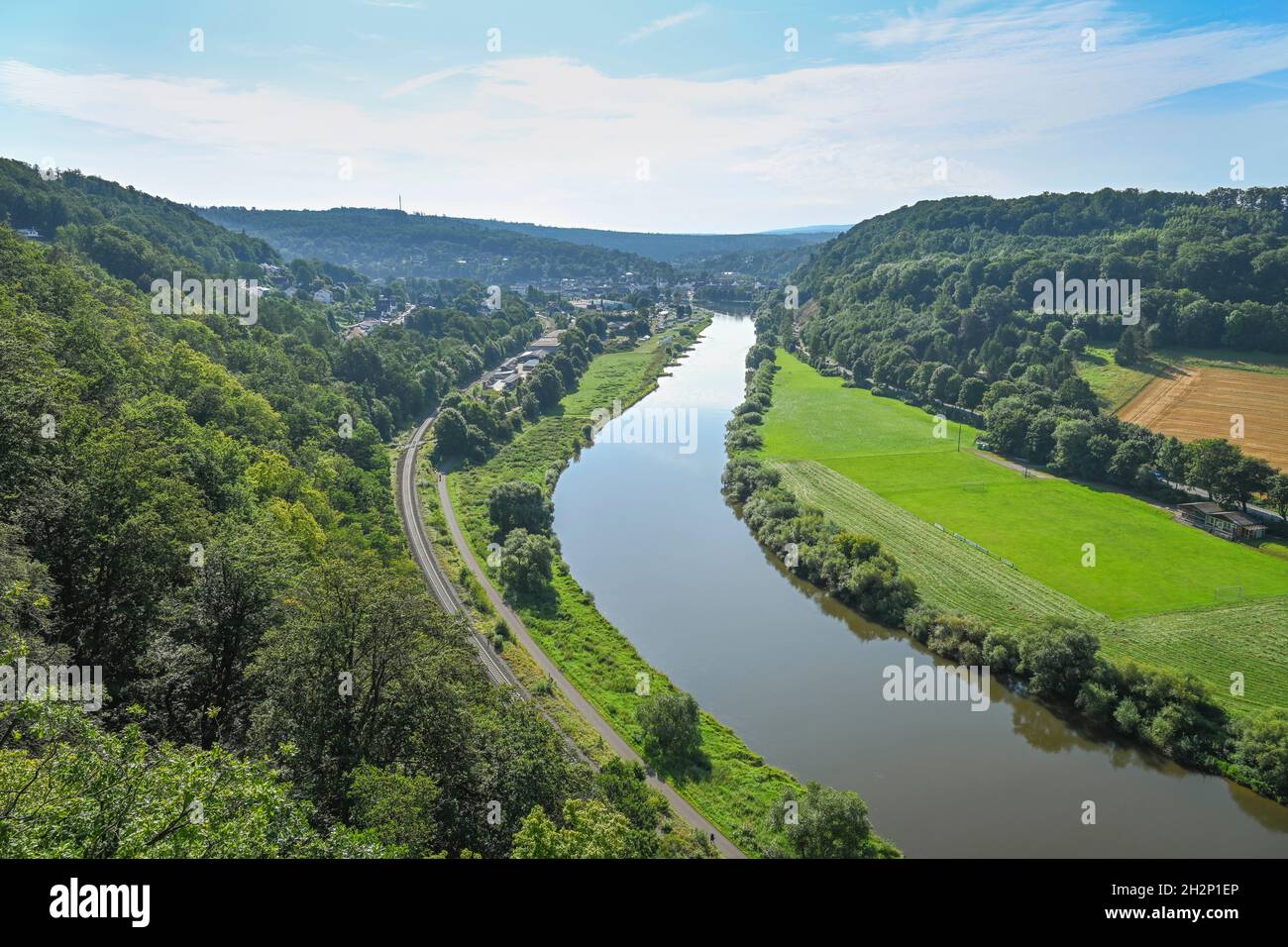 Blick in das Wesertal vom Weser-Skywalk Richtung Karlshafen, Nordrhein-Westfalen, Allemagne Banque D'Images