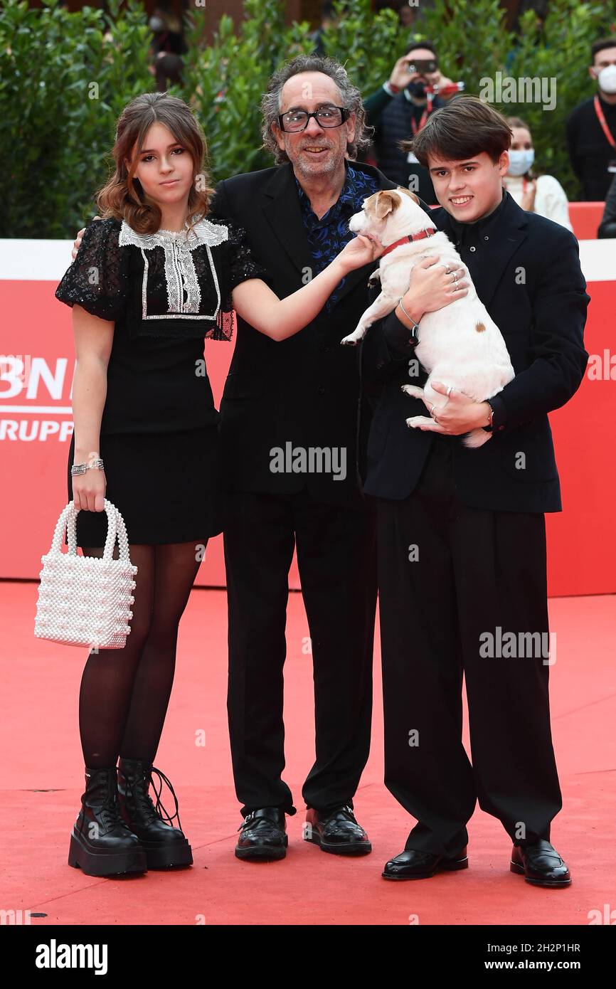 Rome, Italie.23 octobre 2021.Roma Cinema Fest 2021, film Fest, tapis rouge de Tim Burton.Photo : Nell Burton, Tim Burton, Billy-Ray Burton et Levi Credit: Independent photo Agency/Alay Live News Banque D'Images