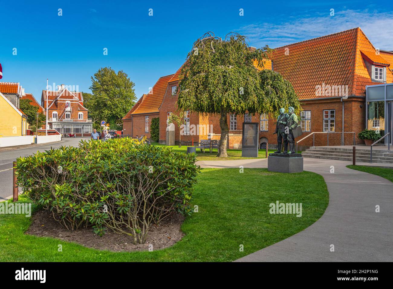 Le musée d'art de Skagen expose une grande collection d'œuvres de peintres de Skagen, devant l'entrée des statues des deux plus grands exposants. Banque D'Images