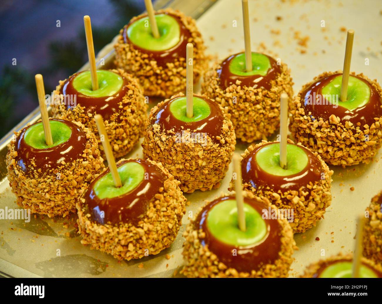 Pommes au caramel fraîchement préparées aux pommes vertes, au caramel et recouvertes de garniture d'arachide écrasée sur le plateau, Pigeon Forge, Tennessee, États-Unis. Banque D'Images