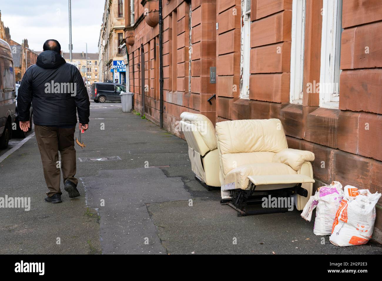 Glasgow, Écosse, Royaume-Uni.23 octobre 2021.On voit les déchets domestiques rejetés dans les rues de Govanhill à Glasgow avec une semaine avant le début de la Conférence des Nations Unies sur les changements climatiques COP26 dans la ville.Les collectionneurs de déchets urbains ont déclaré qu’ils frapperont lors de la conférence, craignant que les rues de la ville soient pleines de déchets tout en étant dans les projecteurs du monde.Iain Masterton/Alay Live News. Banque D'Images