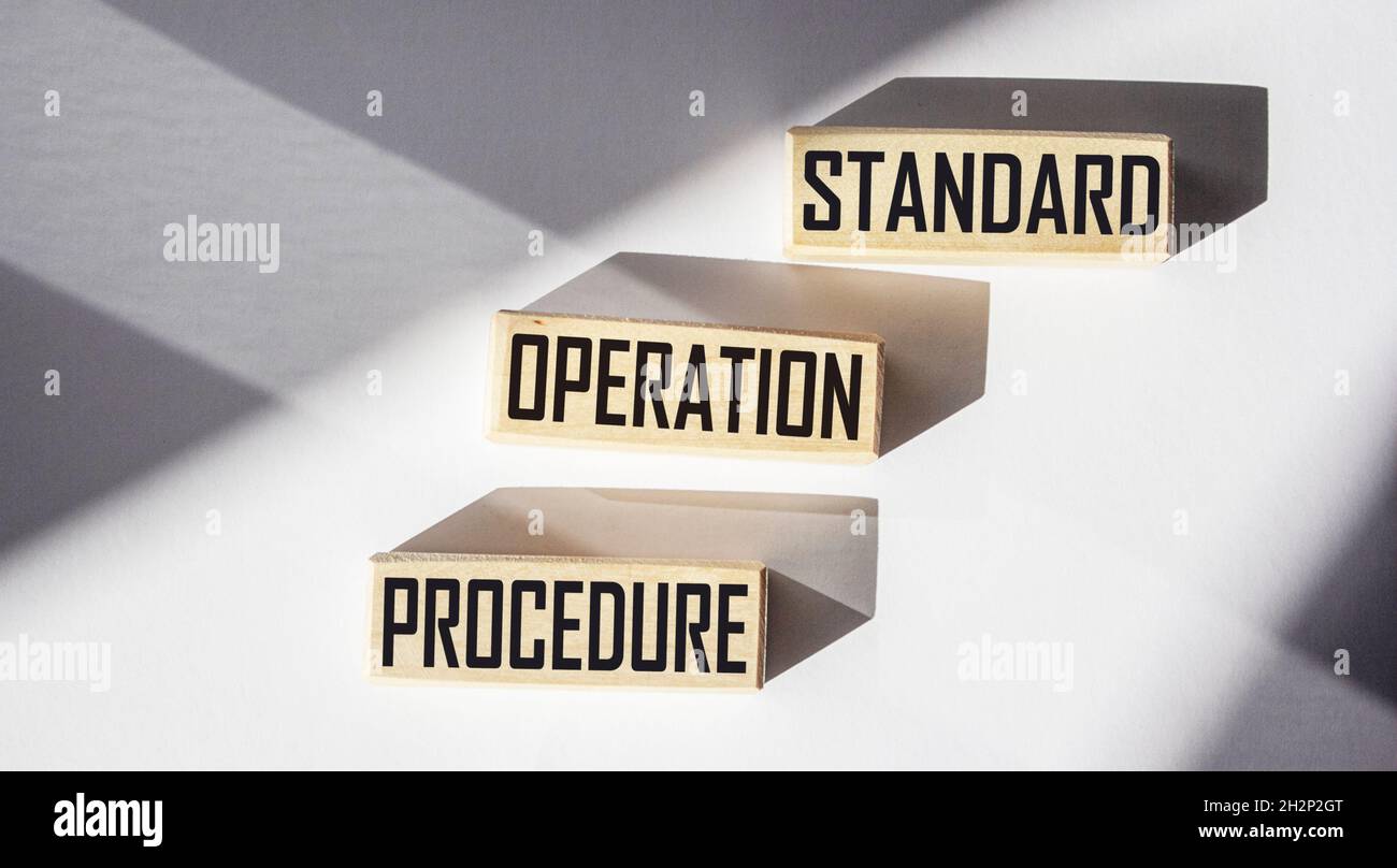 Affiche textuelle indiquant la procédure de fonctionnement standard, texte écrit sur des blocs de bois.Photo conceptuelle instructions détaillées sur la façon de réaliser la routine wor Banque D'Images