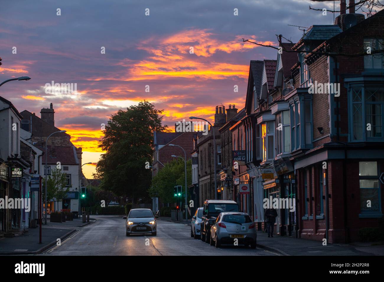 Magasins locaux sur Boston Spa High Street, dans le West Yorkshire au coucher du soleil Banque D'Images