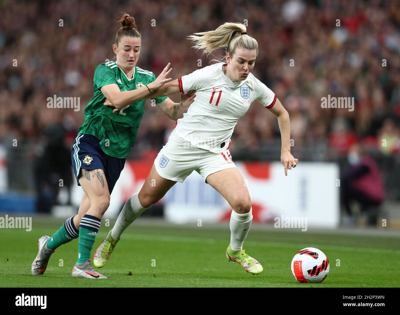 Londres, Angleterre, le 23 octobre 2021.Rebecca McKenna, d'Irlande du Nord, s'est tachetée après Lauren Hemp, d'Angleterre, lors du match de qualification de la coupe du monde des femmes FIFA 2023 au stade Wembley, à Londres.Le crédit photo devrait se lire: Paul Terry / Sportimage Banque D'Images