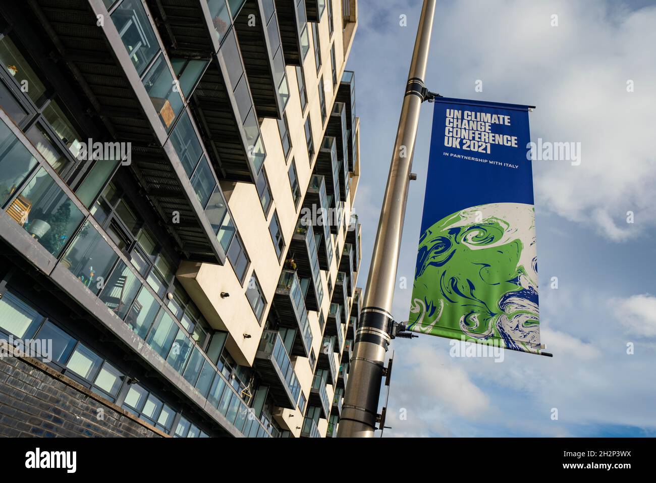 Glasgow, Écosse, Royaume-Uni.23 octobre 2021.Vues du site pendant les préparatifs finaux d'une semaine jusqu'à l'ouverture de la Conférence des Nations Unies sur les changements climatiques COP26 du Royaume-Uni qui se tiendra à Glasgow en 2021.Pic; bannière COP26 à l'extérieur de l'immeuble d'appartements à côté du lieu.La pénurie de logements dans la ville est un gros problème.Iain Masterton/Alay Live News. Banque D'Images