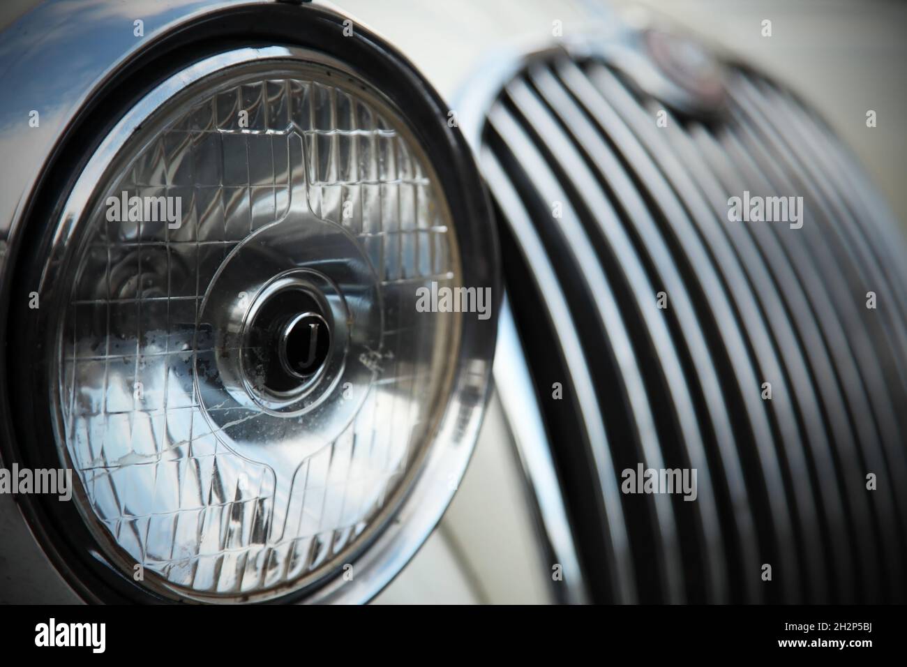 Phare et calandre de Jaguar XK150 Sportcicatrice blanche. Banque D'Images