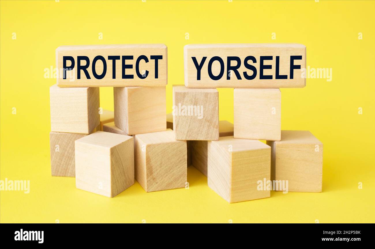 Concept médical, sur des blocs de bois, le texte se protège sur un fond jaune Banque D'Images