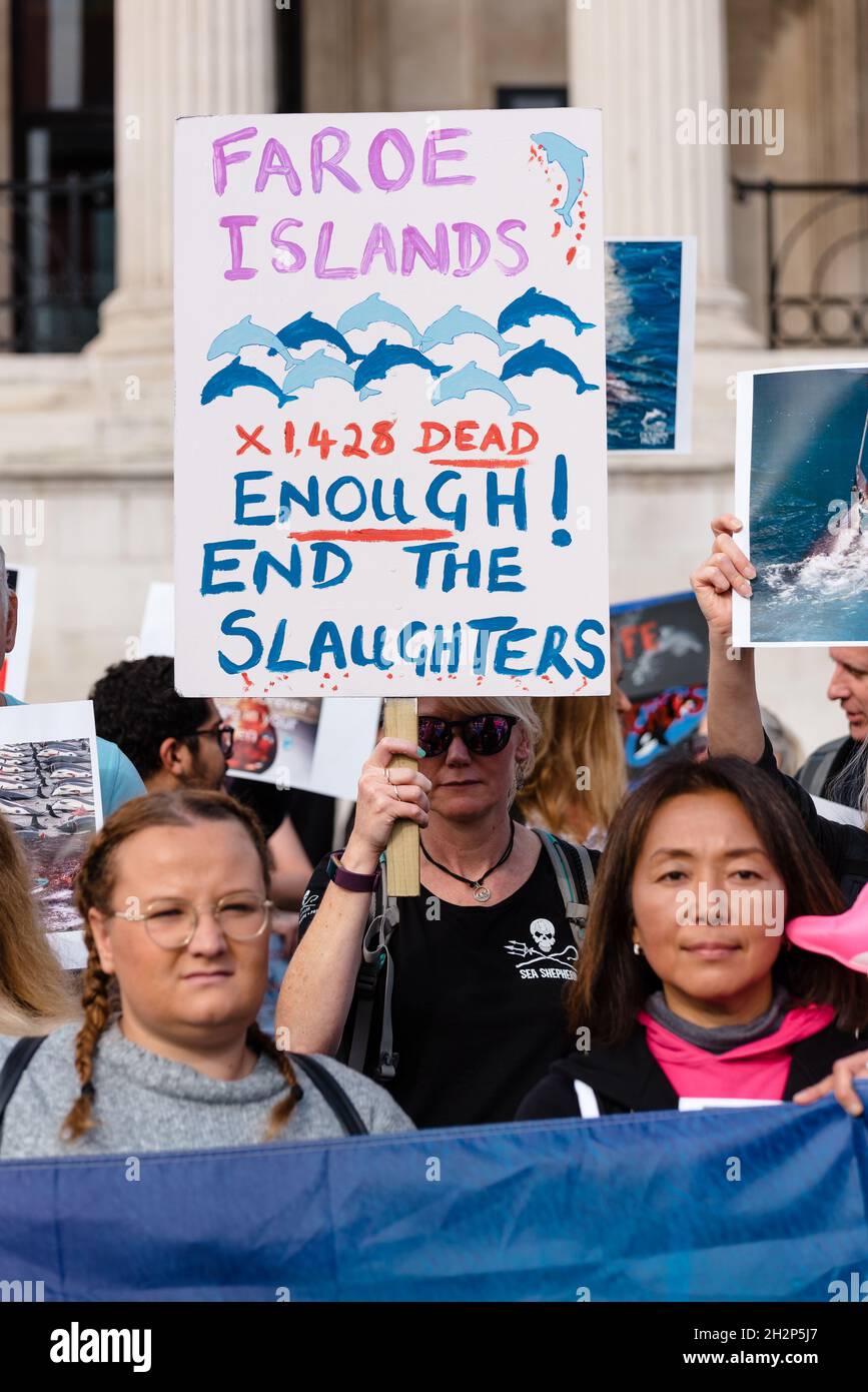 Londres, Royaume-Uni.16 octobre 2021.Des militants des droits des animaux protestent sur la place Trafalgar contre l'abattage des cétacés dans les îles Taiji et Féroé Banque D'Images