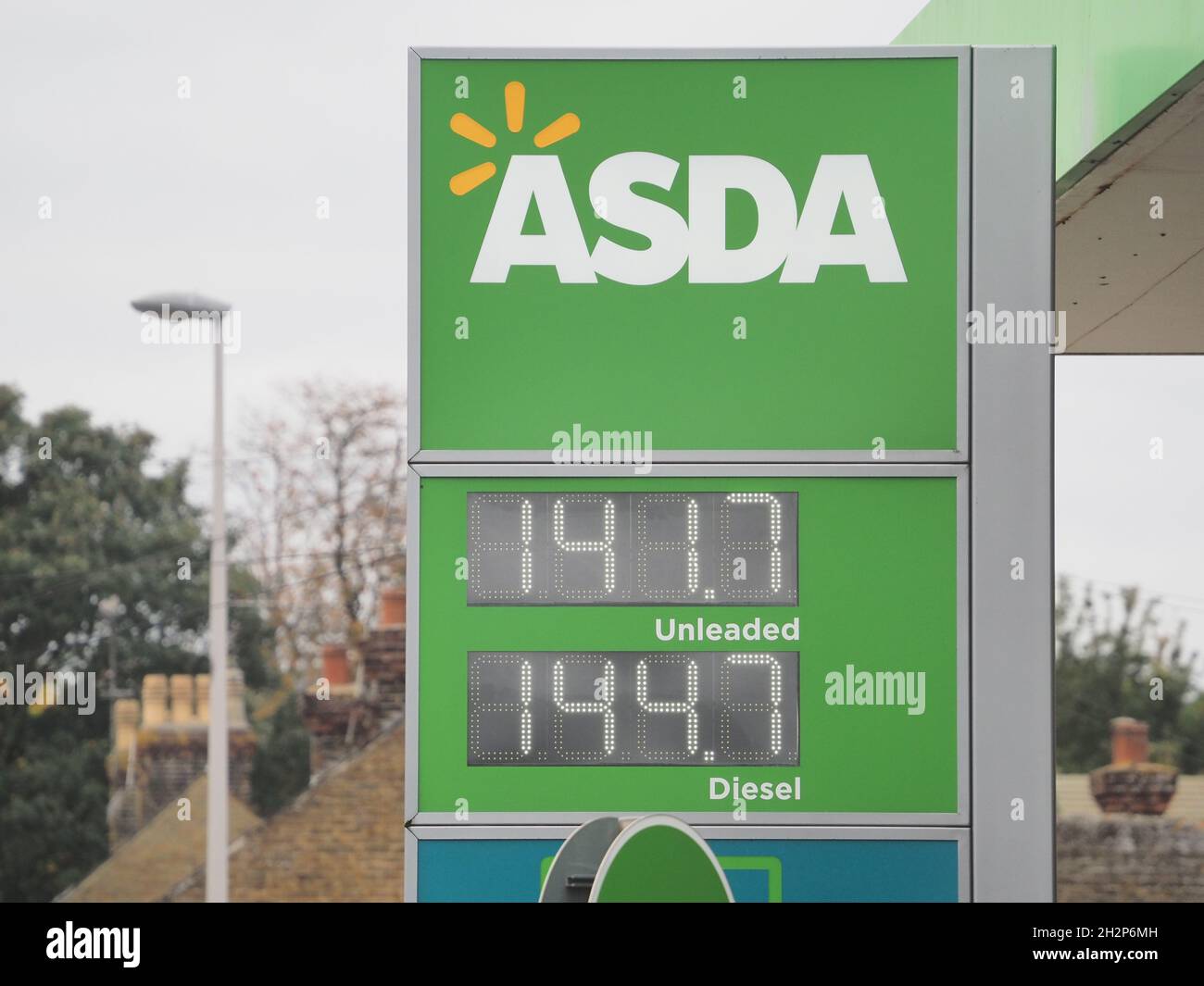 Rainham, Kent, Royaume-Uni.23 octobre 2021.La plupart des stations-service ont augmenté leurs prix à la suite du « niveau » d'essence.Affiche de prix de supermarché et d'essence de marque à Rainham, Kent cet après-midi.Crédit : James Bell/Alay Live News Banque D'Images