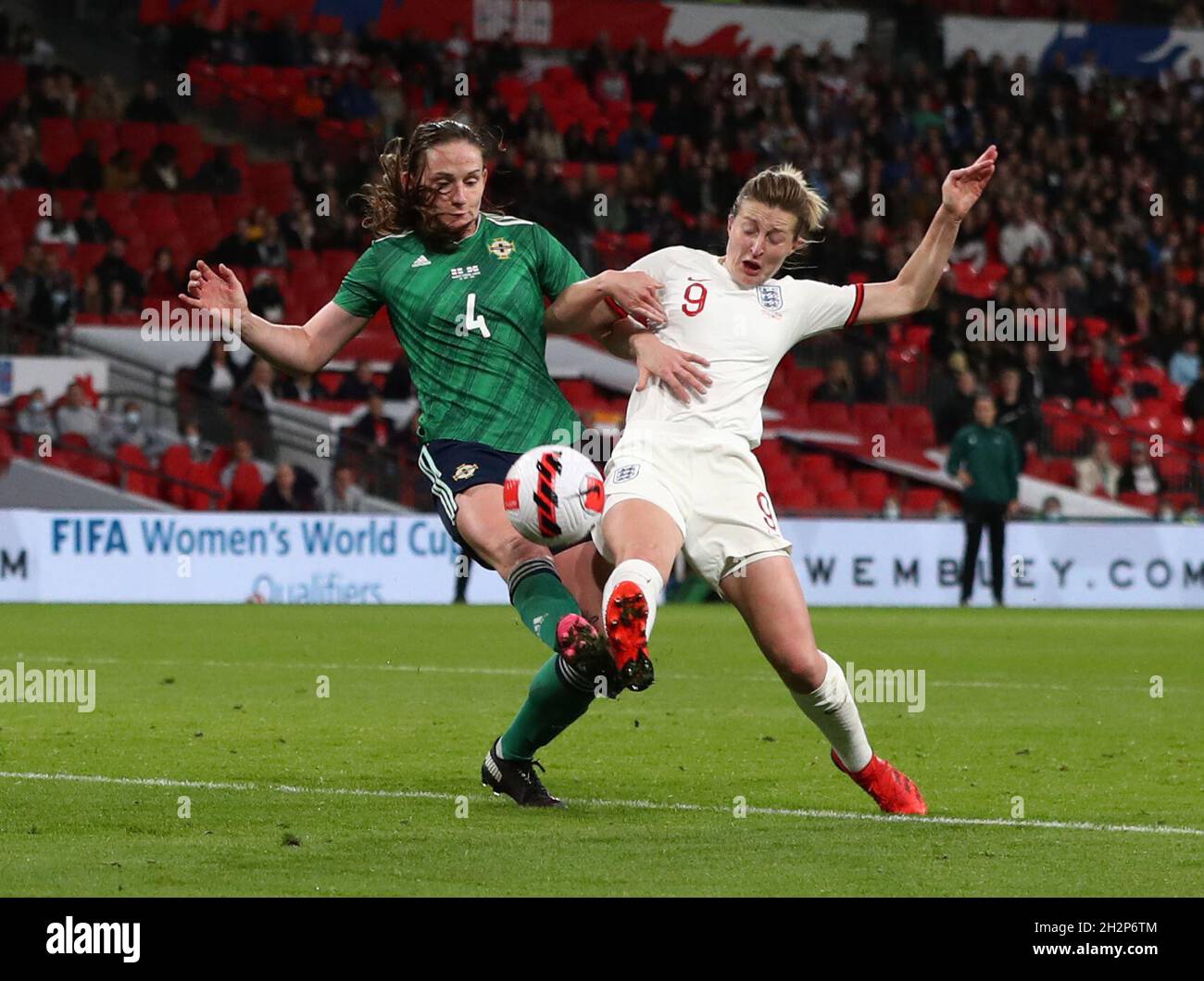 Londres, Angleterre, le 23 octobre 2021.Sarah McFadden, d'Irlande du Nord, s'attaque à Ellen White, d'Angleterre, lors du match de qualification de la coupe du monde des femmes FIFA 2023 au stade Wembley, Londres.Le crédit photo devrait se lire: Paul Terry / Sportimage Banque D'Images