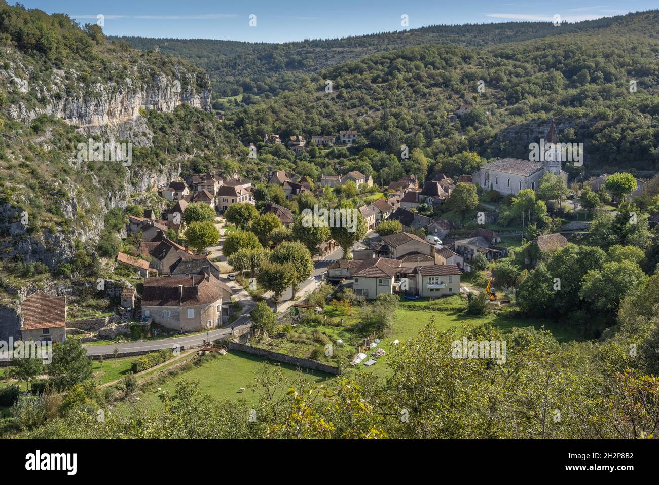 Village de Cabrerets dans la vallée du Lot, vue depuis la grotte de Pech Merle Banque D'Images