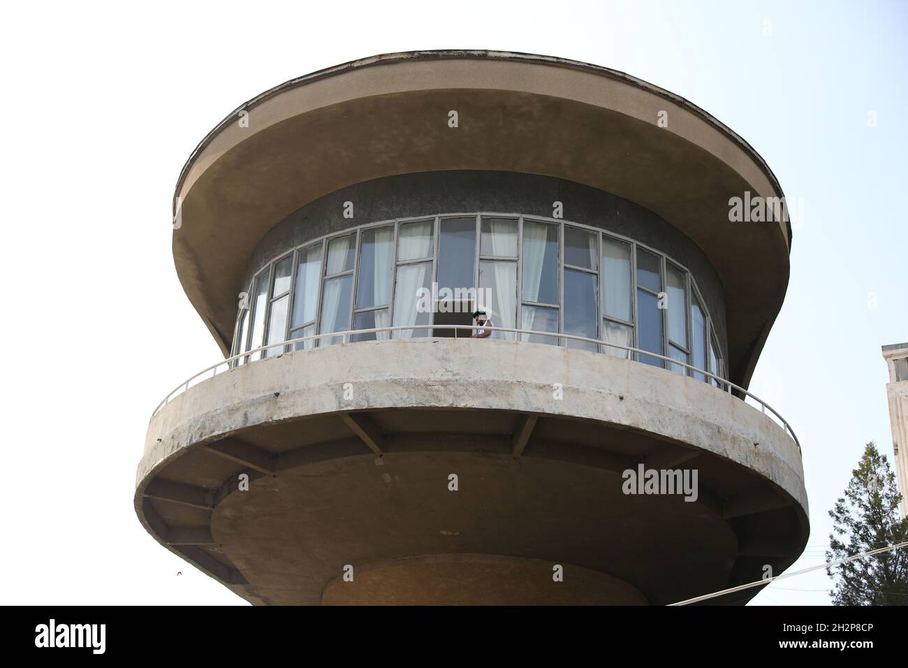 SEVAN, ARMÉNIE - 18 juin 2019 : la maison des écrivains de Sevan sous la lumière du soleil à Sevan, Arménie Banque D'Images