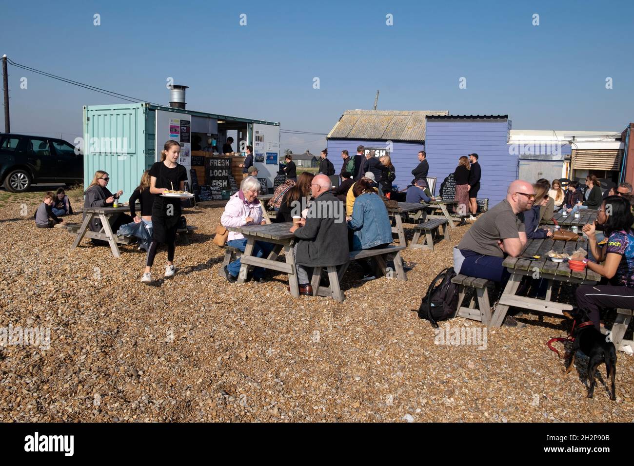 Personnes clients à la cabane à poissons Dungeness vendant du poisson frais local Banque D'Images