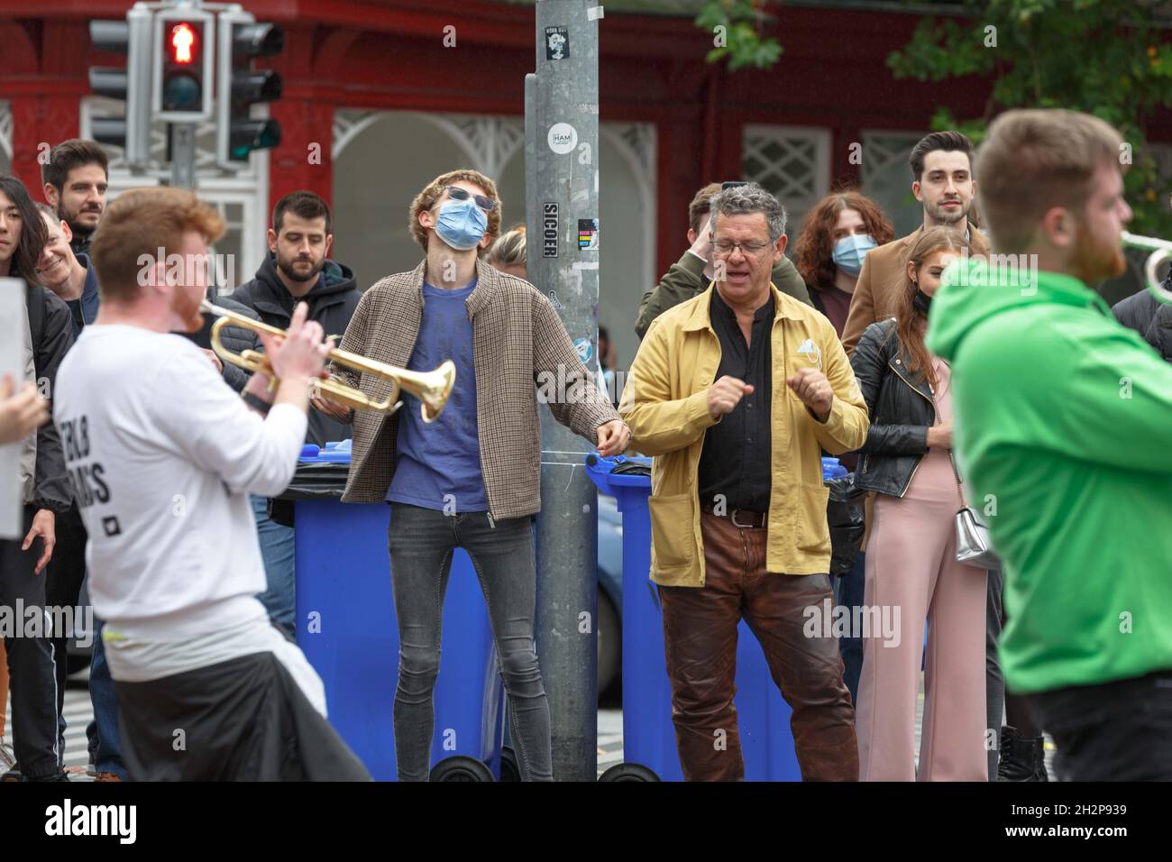 Cork, Irlande, le 23 octobre 2021.Les foules se rendent en ville pour célébrer le week-end de Jazz malgré une douche intense, Cork, Irlande.Les foules dans leurs milliers sont descendues sur Cork City aujourd'hui malgré de fortes prévisions de pluie tout au long de la journée pour profiter de l'atmosphère électrique du Guinness Cork Jazz Festival, de loin l'un des plus grands week-ends de la ville chaque année,cette année, les restrictions ont été assouplies, ce qui a permis à la fois aux parieurs et aux lieux de la fête de la fin de semaine.De longues files d'attente ont été observées à l'extérieur de nombreux sites dans toute la ville malgré la forte pluie et le vent dans l'espoir d'obtenir une table pour t Banque D'Images