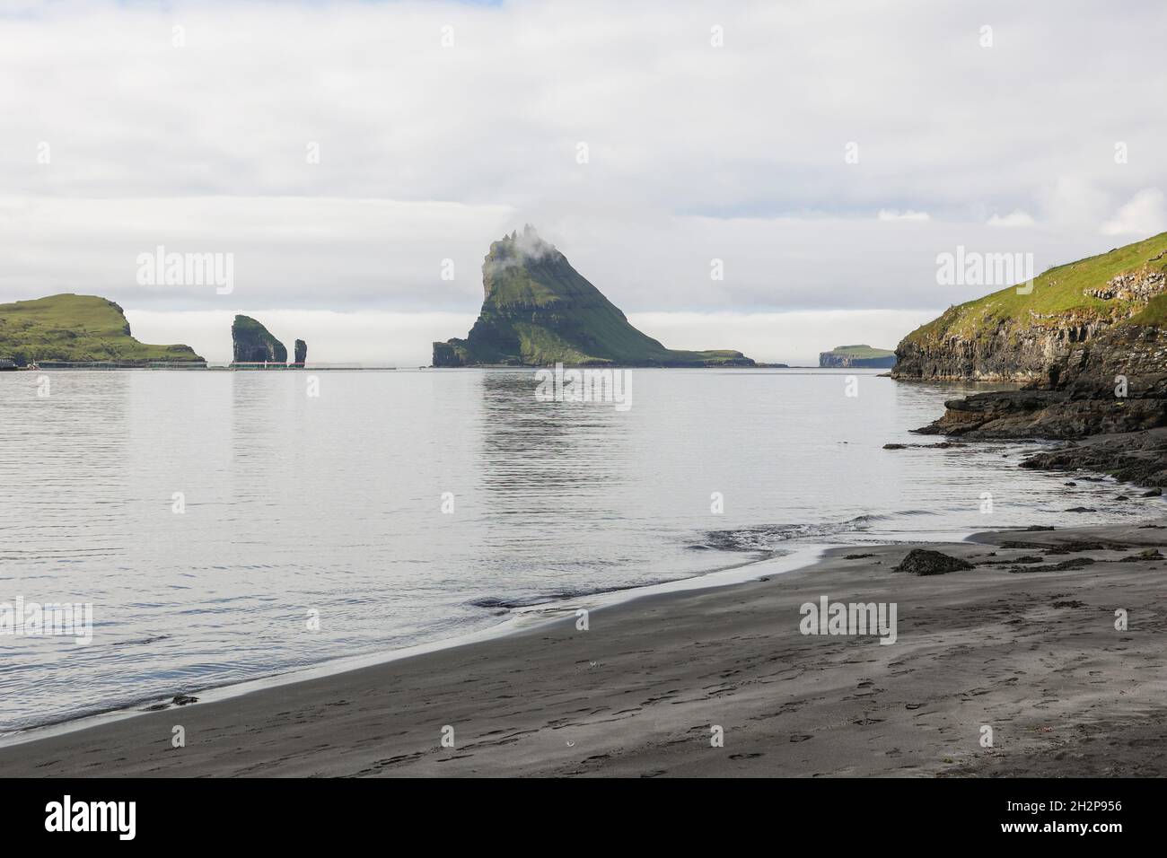 Voir le village de Bour de Dransaisi et Tindholmur piles de mer en arrière-plan, l'île de Vagar, les îles Féroé, la Scandinavie, l'Europe. Banque D'Images