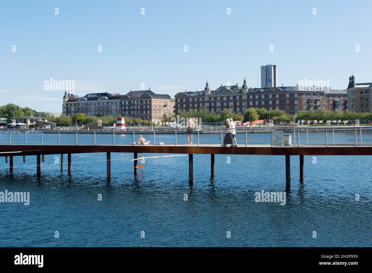 Copenhague, Danemark - 02 septembre 2021 : les jeunes bronzer dans le centre-ville et les vieux couples à pied, à Kalvebod Wave, Kalvebod Brygge Banque D'Images