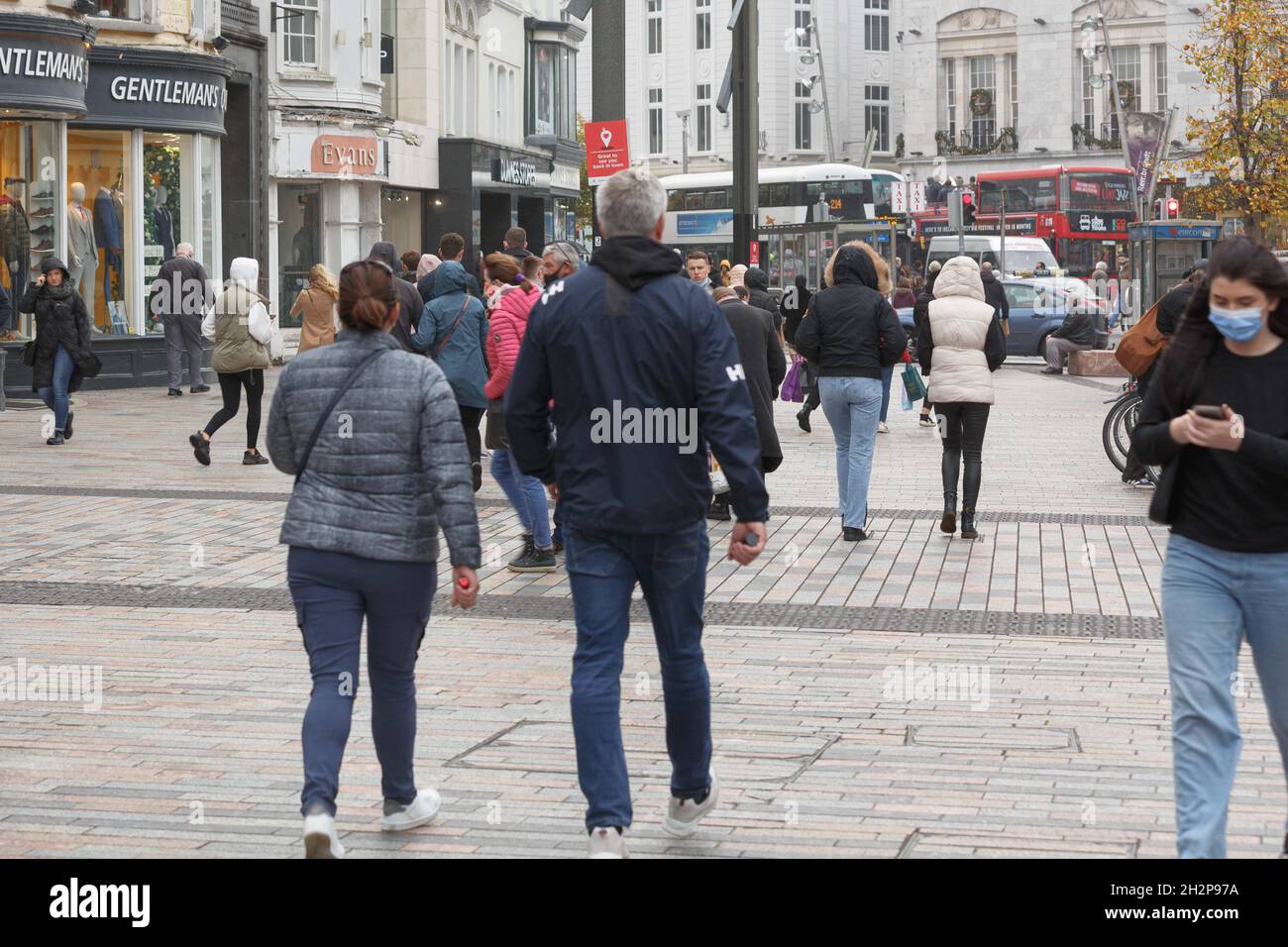 Cork, Irlande, le 23 octobre 2021.Les foules se rendent en ville pour célébrer le week-end de Jazz malgré une douche intense, Cork, Irlande.Les foules dans leurs milliers sont descendues sur Cork City aujourd'hui malgré de fortes prévisions de pluie tout au long de la journée pour profiter de l'atmosphère électrique du Guinness Cork Jazz Festival, de loin l'un des plus grands week-ends de la ville chaque année,cette année, les restrictions ont été assouplies, ce qui a permis à la fois aux parieurs et aux lieux de la fête de la fin de semaine.De longues files d'attente ont été observées à l'extérieur de nombreux sites dans toute la ville malgré la forte pluie et le vent dans l'espoir d'obtenir une table pour t Banque D'Images