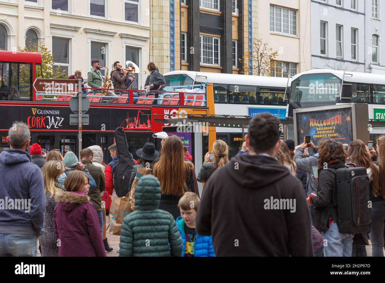 Cork, Irlande, le 23 octobre 2021.Les foules se rendent en ville pour célébrer le week-end de Jazz malgré une douche intense, Cork, Irlande.Les foules dans leurs milliers sont descendues sur Cork City aujourd'hui malgré de fortes prévisions de pluie tout au long de la journée pour profiter de l'atmosphère électrique du Guinness Cork Jazz Festival, de loin l'un des plus grands week-ends de la ville chaque année,cette année, les restrictions ont été assouplies, ce qui a permis à la fois aux parieurs et aux lieux de la fête de la fin de semaine.De longues files d'attente ont été observées à l'extérieur de nombreux sites dans toute la ville malgré la forte pluie et le vent dans l'espoir d'obtenir une table pour t Banque D'Images