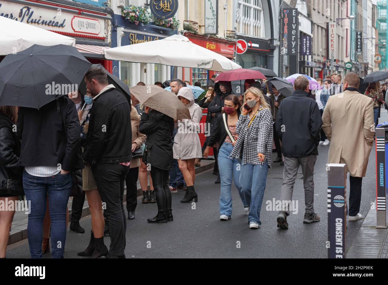 Cork, Irlande, le 23 octobre 2021.Les foules se rendent en ville pour célébrer le week-end de Jazz malgré une douche intense, Cork, Irlande.Les foules dans leurs milliers sont descendues sur Cork City aujourd'hui malgré de fortes prévisions de pluie tout au long de la journée pour profiter de l'atmosphère électrique du Guinness Cork Jazz Festival, de loin l'un des plus grands week-ends de la ville chaque année,cette année, les restrictions ont été assouplies, ce qui a permis à la fois aux parieurs et aux lieux de la fête de la fin de semaine.De longues files d'attente ont été observées à l'extérieur de nombreux sites dans toute la ville malgré la forte pluie et le vent dans l'espoir d'obtenir une table pour t Banque D'Images