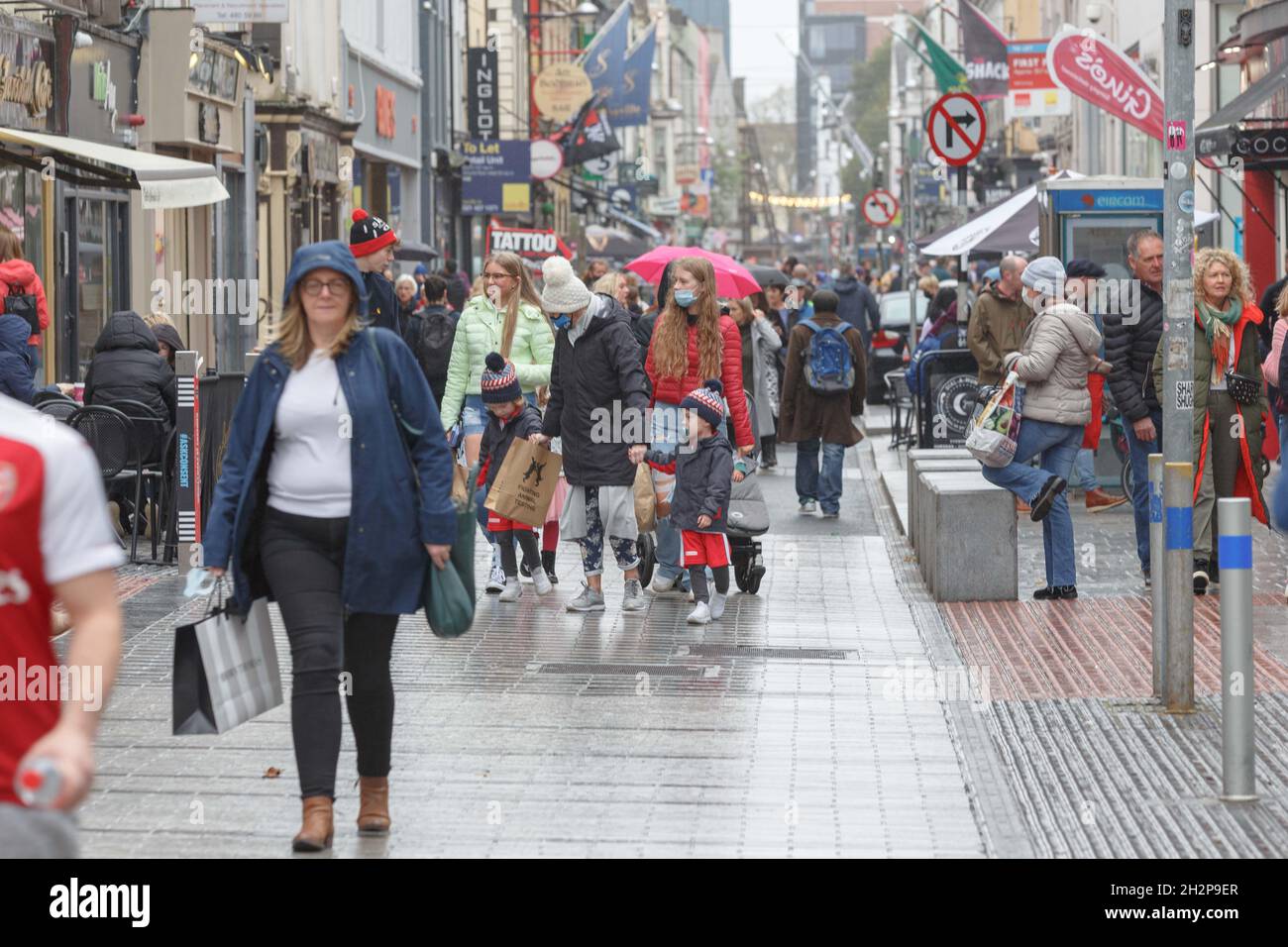 Cork, Irlande, le 23 octobre 2021.Les foules se rendent en ville pour célébrer le week-end de Jazz malgré une douche intense, Cork, Irlande.Les foules dans leurs milliers sont descendues sur Cork City aujourd'hui malgré de fortes prévisions de pluie tout au long de la journée pour profiter de l'atmosphère électrique du Guinness Cork Jazz Festival, de loin l'un des plus grands week-ends de la ville chaque année,cette année, les restrictions ont été assouplies, ce qui a permis à la fois aux parieurs et aux lieux de la fête de la fin de semaine.De longues files d'attente ont été observées à l'extérieur de nombreux sites dans toute la ville malgré la forte pluie et le vent dans l'espoir d'obtenir une table pour t Banque D'Images