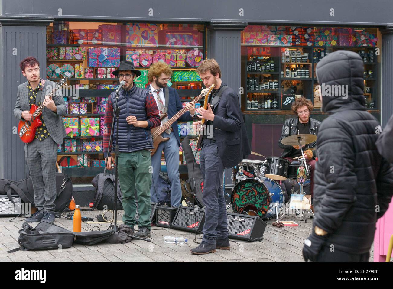 Cork, Irlande, le 23 octobre 2021.Les foules se rendent en ville pour célébrer le week-end de Jazz malgré une douche intense, Cork, Irlande.Les foules dans leurs milliers sont descendues sur Cork City aujourd'hui malgré de fortes prévisions de pluie tout au long de la journée pour profiter de l'atmosphère électrique du Guinness Cork Jazz Festival, de loin l'un des plus grands week-ends de la ville chaque année,cette année, les restrictions ont été assouplies, ce qui a permis à la fois aux parieurs et aux lieux de la fête de la fin de semaine.De longues files d'attente ont été observées à l'extérieur de nombreux sites dans toute la ville malgré la forte pluie et le vent dans l'espoir d'obtenir une table pour t Banque D'Images