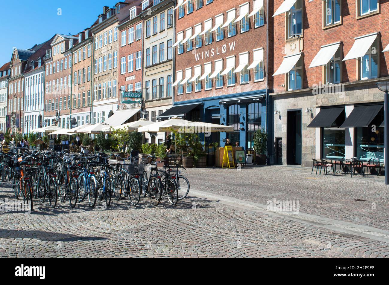 Copenhague, Danemark - 02 septembre 2021 : bâtiments historiques en briques et vélos garés dans Gammel Strand, vieille rue du centre Banque D'Images