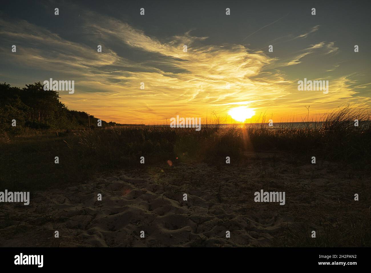 coucher de soleil sur la mer baltique sur la plage. vue sur le coucher de soleil Banque D'Images
