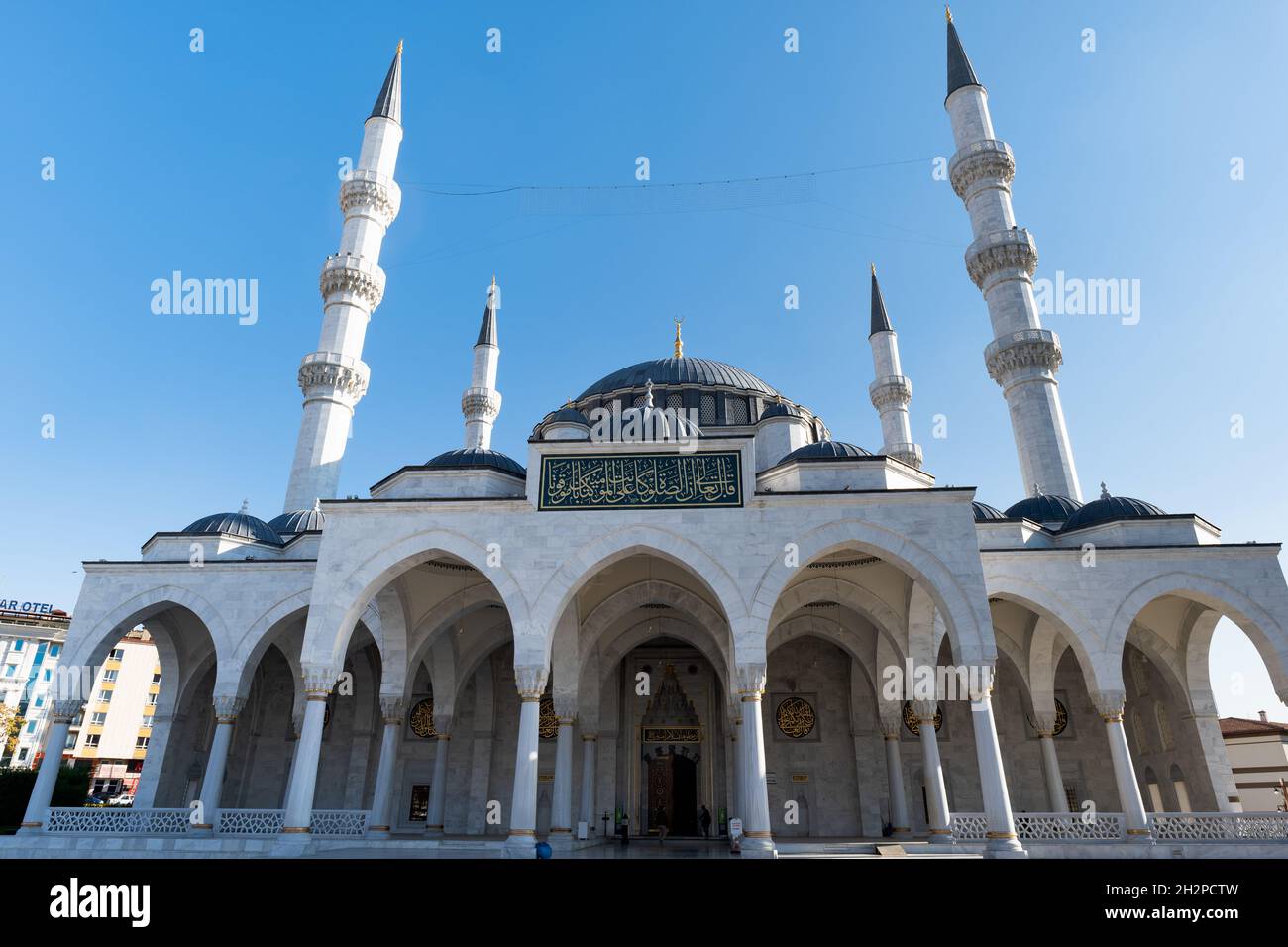 Ankara, Turquie - octobre 2021 : Mosquée Melike Hatun à Ankara, Turquie.La mosquée a été ouverte en 2017 dans le vieux quartier d'Ankara. Banque D'Images