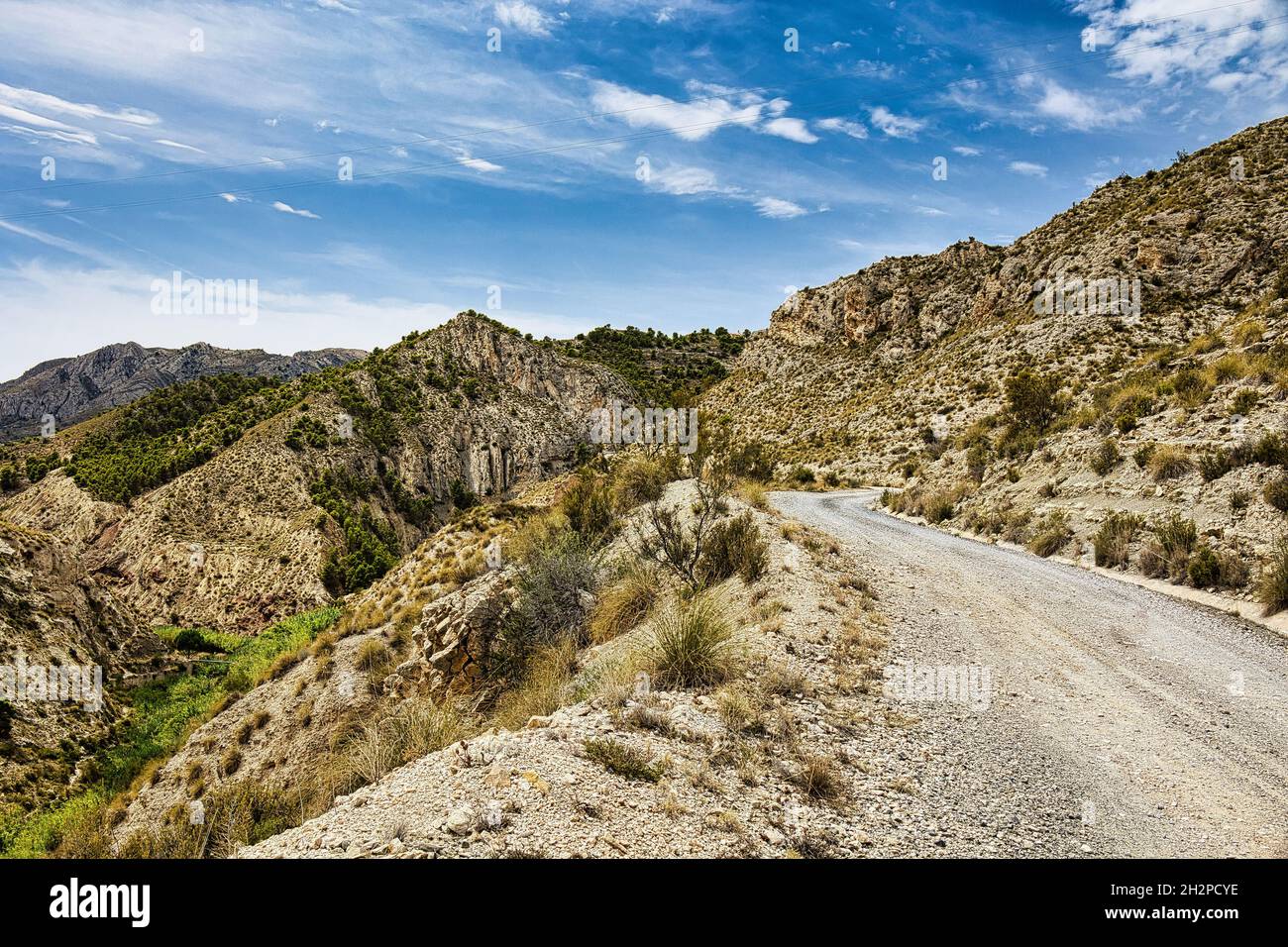 Sale route de montagne à travers les chaînes Cabeco d'Or menant à la ville de Xixona (Jijona).Espagne, province d'Alicante.Vue horizontale Banque D'Images