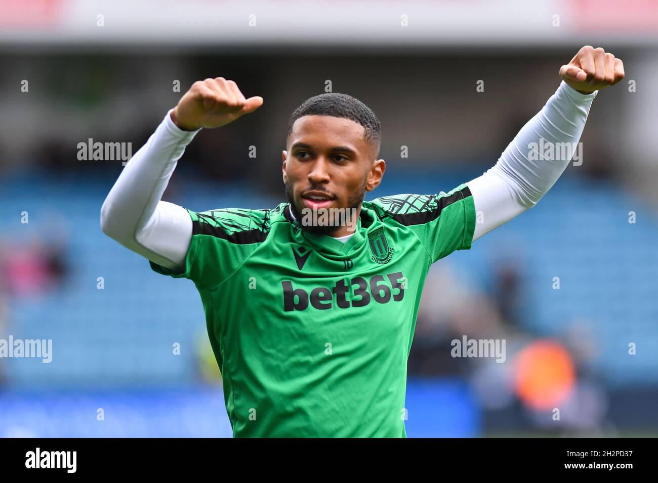 LONDRES, Royaume-Uni 24 octobre Tirese Campbell de Stoke City pendant le match de championnat Sky Bet entre Millwall et Stoke City à la Den, Londres, le samedi 23 octobre 2021.(Credit: Ivan Yordanov | MI News) Credit: MI News & Sport /Alay Live News Banque D'Images