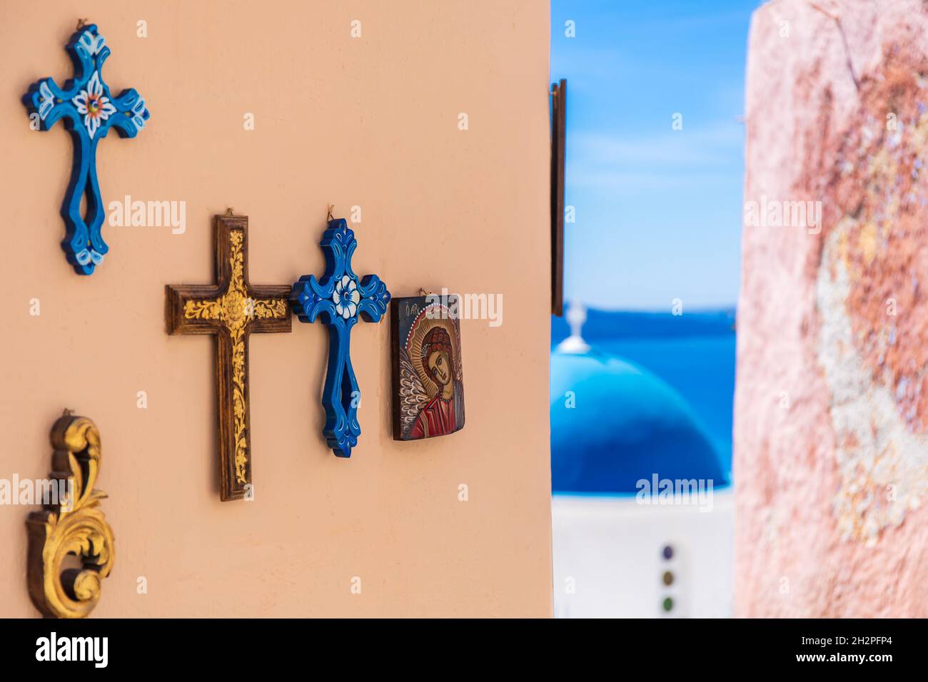 GRÈCE, SANTORINI, OIA, CROIX PENDANT DANS LES RUELLES DE OIA Banque D'Images