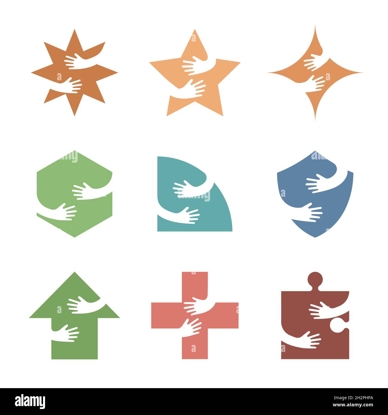 Bras tenant ou enveloppant différentes figures géométriques colorées illustration vectorielle plate.Emblèmes avec mains dans différentes couleurs. Modèle de conception de logo.Étoiles, puzzles, plus, flèches, panneaux de bouclier. Illustration de Vecteur