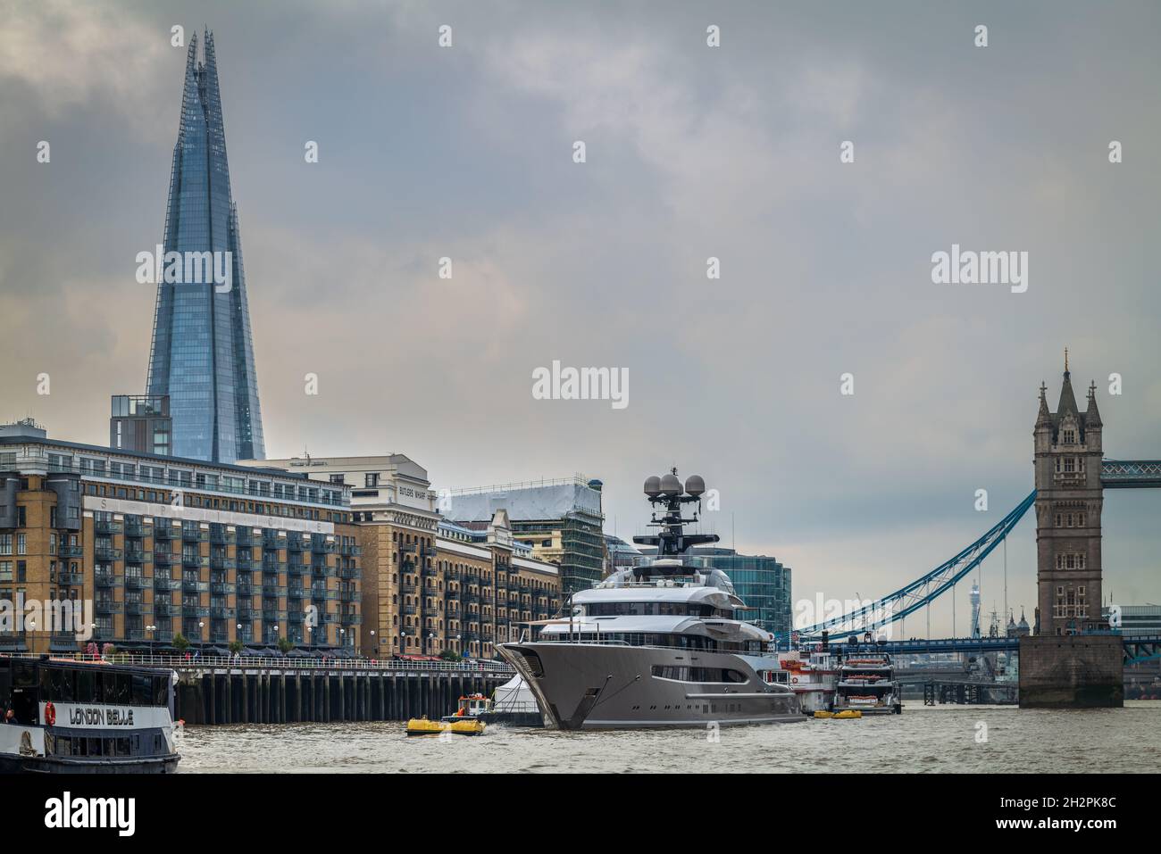 Superyacht Kismet visite Tower Bridge, la Tamise, Londres, Angleterre, Royaume-Uni,ROYAUME-UNI Banque D'Images