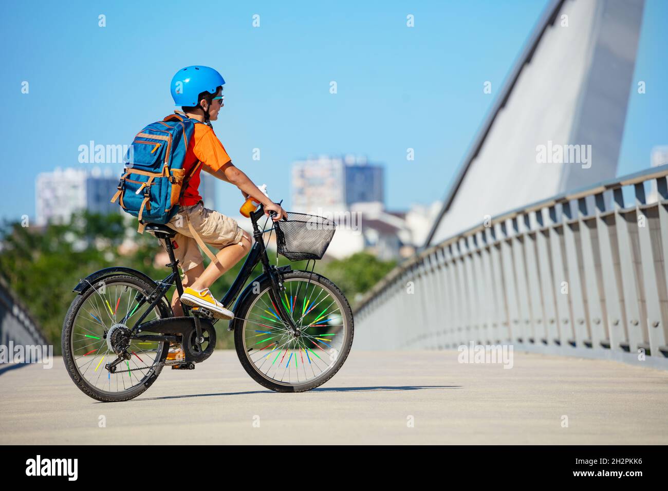 Vue latérale de l'école enfant garçon à vélo Banque D'Images
