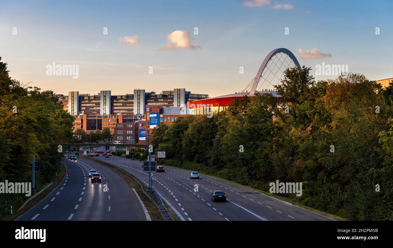 Lanxess Arena sous le soleil d'automne à Cologne, en Allemagne Banque D'Images