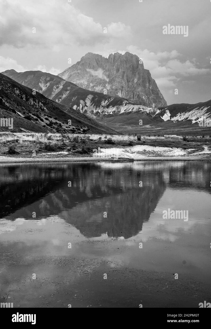 Vue sur le lac des Abruzzes avec la montagne Gran Sasso en arrière-plan Banque D'Images