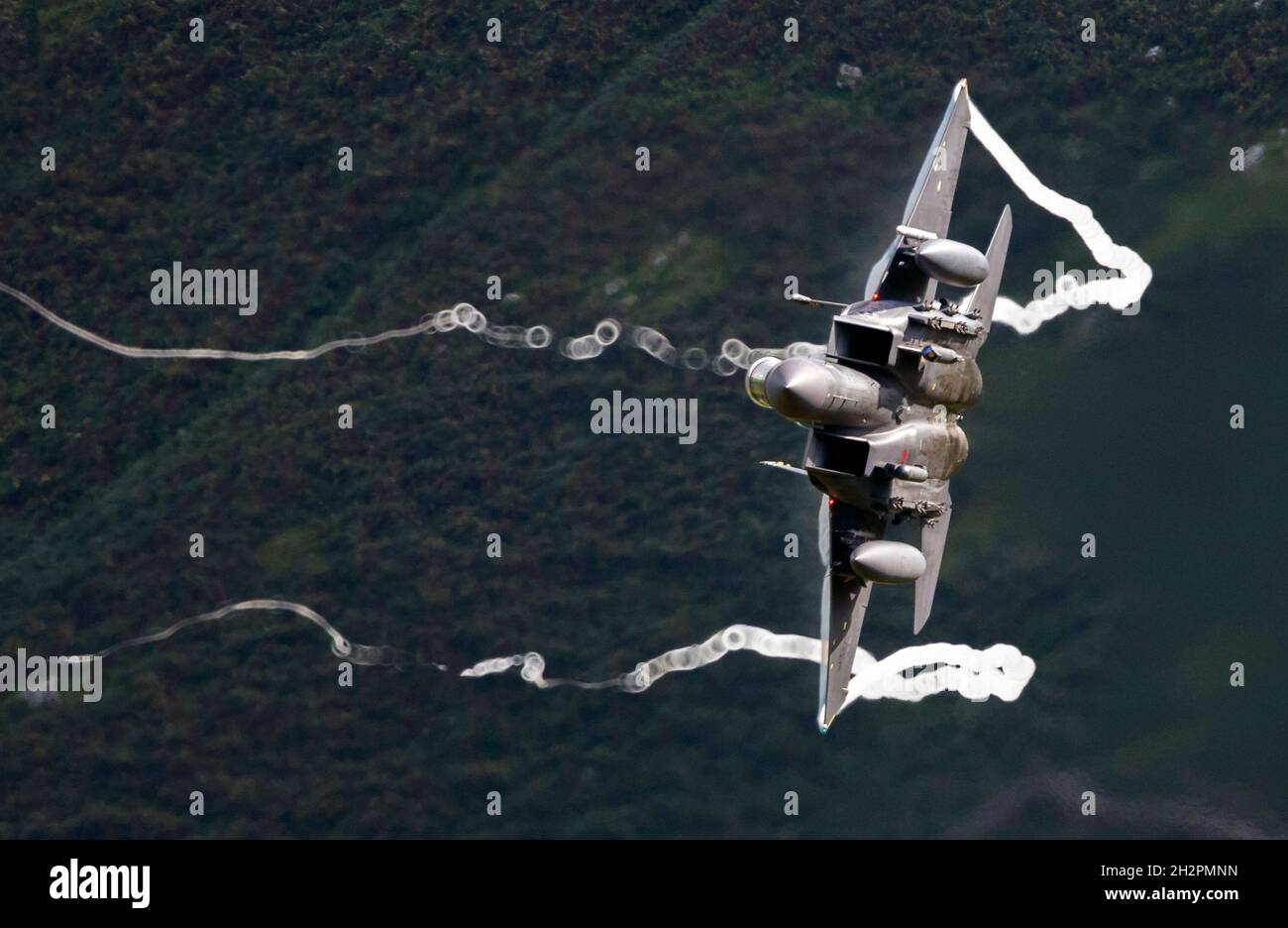 USAF F-15E Strike Eagle de RAF Lakenheathlow vol sortie au pays de Galles zone de vol basse 7 (LFA7, Mach Loop) Banque D'Images