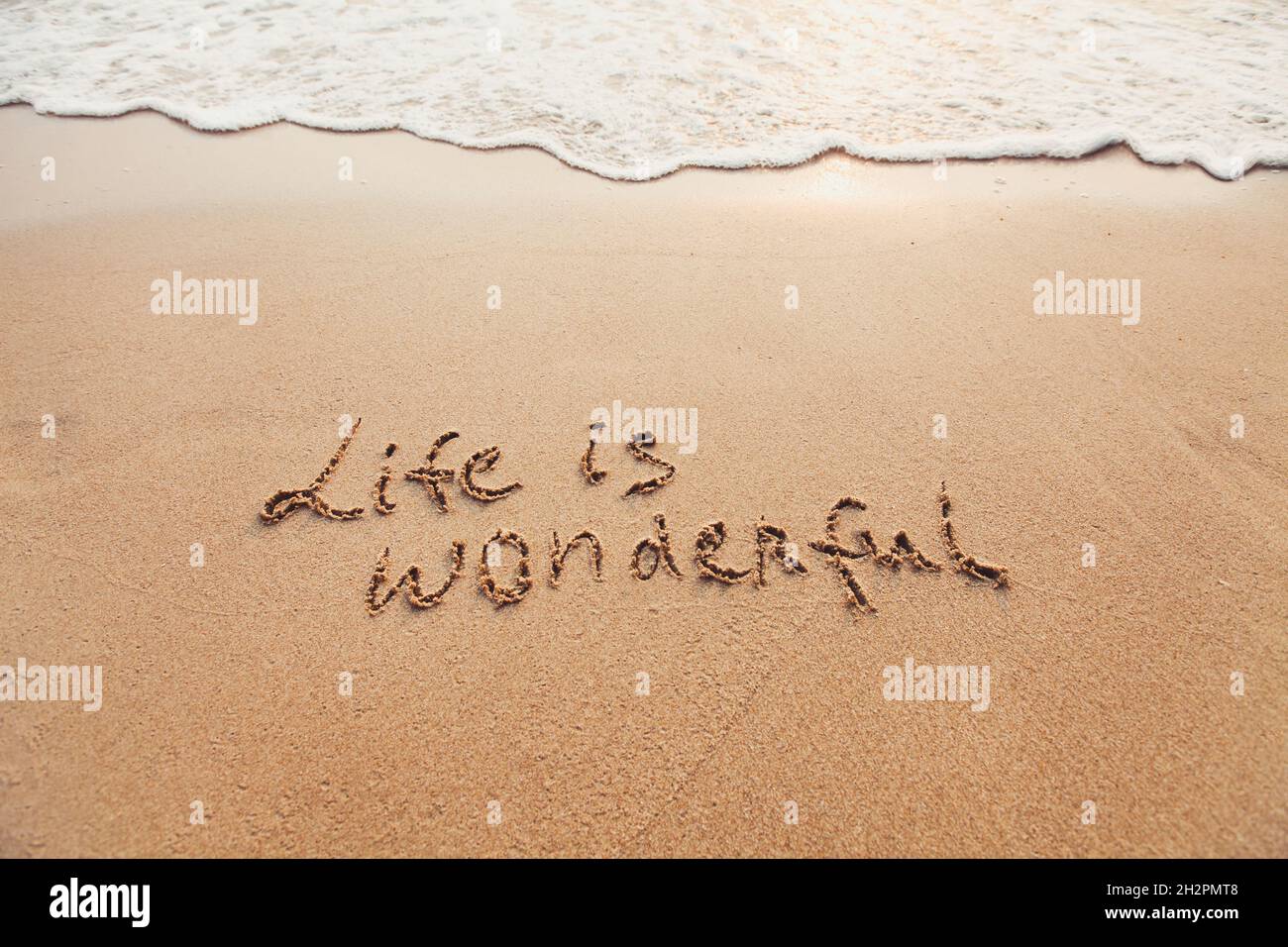 La Vie Est Merveilleuse Concept De Pensee Positive Citation Inspiree Ecrite Sur Le Sable Photo Stock Alamy