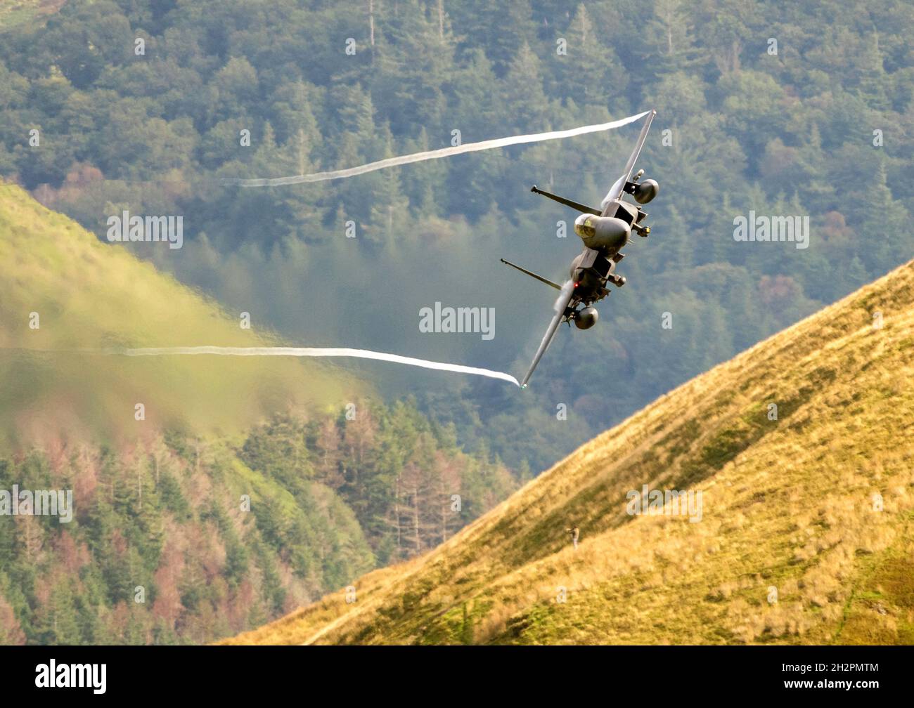 USAF F-15E Strike Eagle de RAF Lakenheathlow vol sortie au pays de Galles zone de vol basse 7 (LFA7, Mach Loop) Banque D'Images