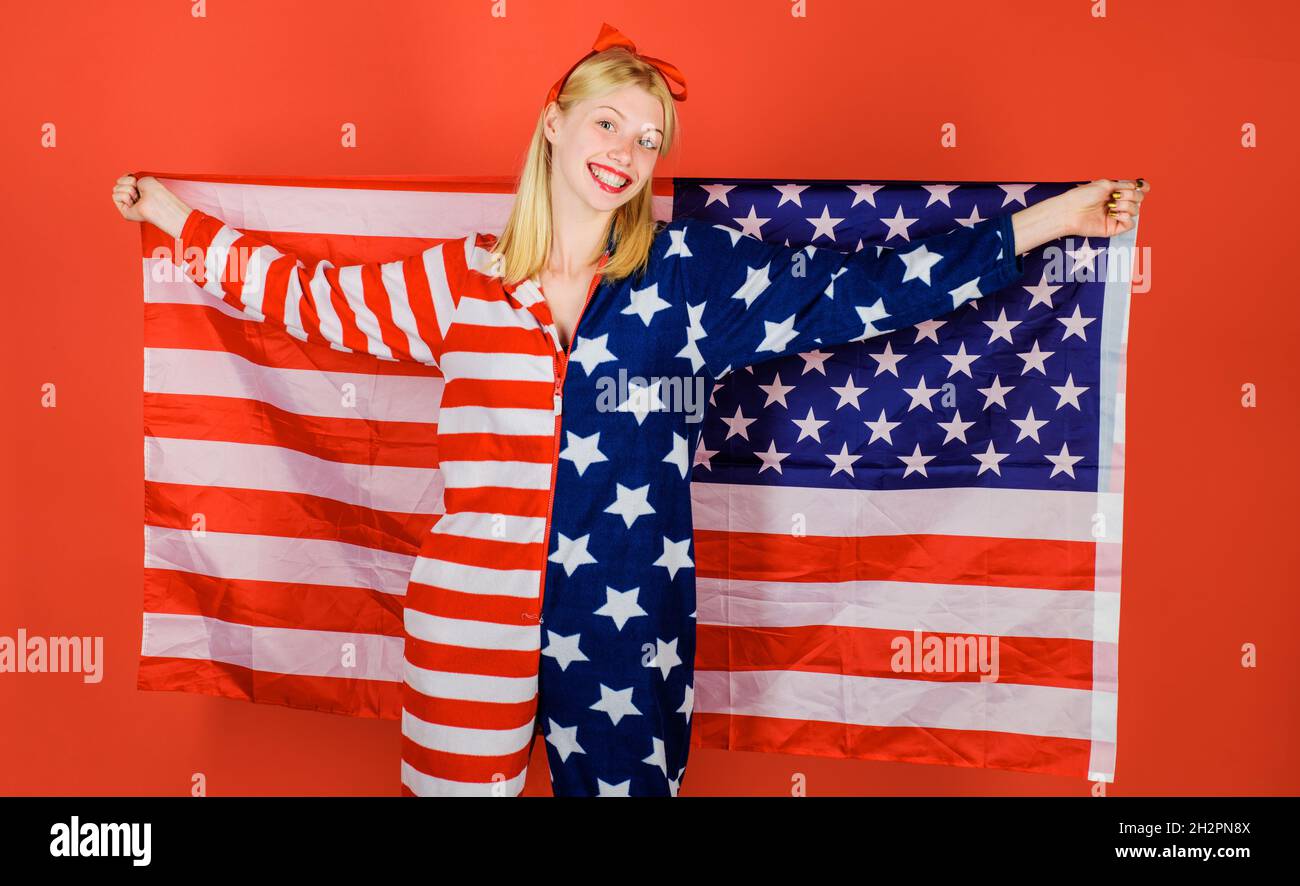 Bonne fille avec drapeau américain en main.Couleurs nationales USA.Vacances d'été.Costume patriotique.Fête de l'indépendance.4 juillet Banque D'Images