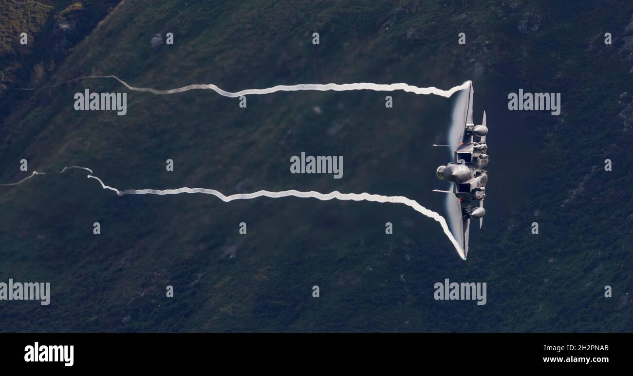 USAF F-15E Strike Eagle de RAF Lakenheathlow vol sortie au pays de Galles zone de vol basse 7 (LFA7, Mach Loop) Banque D'Images