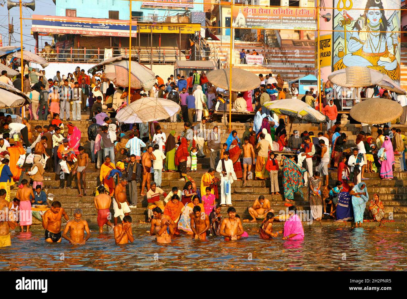 INDE.ABLUTIONS À VARANASI (BENARES) Banque D'Images