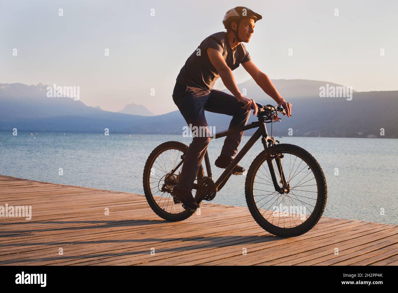 homme vélo à vélo près du magnifique lac de montagne, loisir vélo sport activité en plein air Banque D'Images