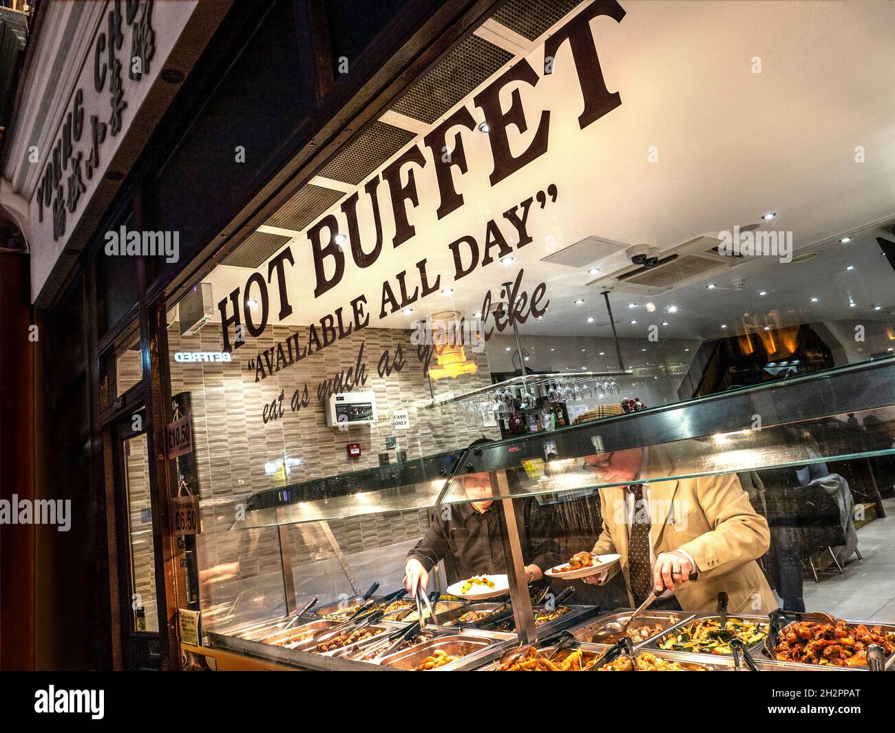 Sélection de buffet chaud chinois « mangez autant que vous le souhaitez » avec des clients qui sélectionnent eux-mêmes une variété de plats chinois Wardour Street Chinatown Soho Londres Royaume-Uni Banque D'Images