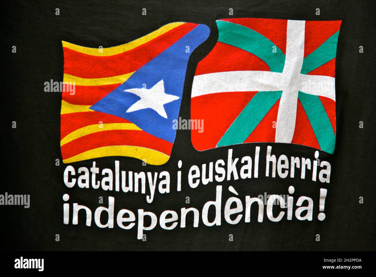ESPAGNE.CATALOGNE.BARCELONE.DRAPEAU CATALAN ET BASQUE MÉLANGÉ POUR EXIGER L'INDÉPENDANCE Banque D'Images