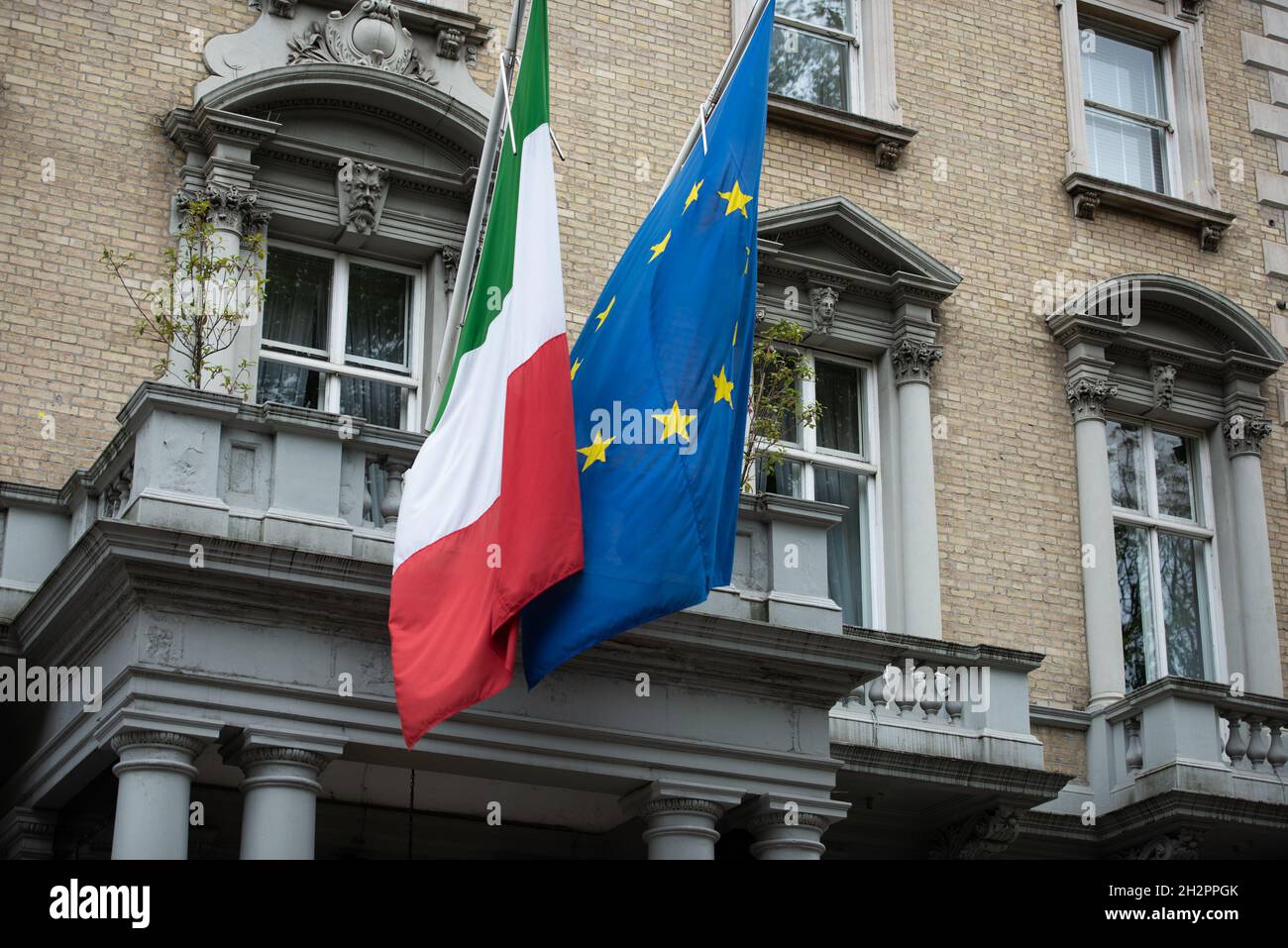 Londres, Royaume-Uni.23 octobre 2021.Des drapeaux sont vus devant l'ambassade d'Italie pendant la manifestation. L'action appelle à un statut de sécurité à accorder à tous les demandeurs d'asile et réfugiés d'Afghanistan et de Syrie.Ils exigent également des voies sûres et légales pour les demandeurs d'asile et l'accès à des procédures d'asile équitables, quel que soit le mode d'arrivée.(Photo de Loredana Sangiuliano/SOPA Images/Sipa USA) crédit: SIPA USA/Alay Live News Banque D'Images